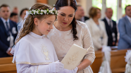 Jakie życzenia napisać na komunię? Najpiękniejsze teksty i gotowe inspiracje