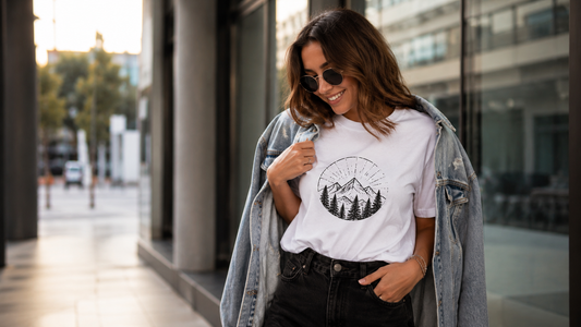 Jak wystylizować personalizowaną koszulkę? Najmodniejsze pomysły na stylowy outfit