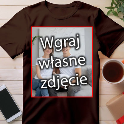 2024.06.13_T-SHIRT_LEŻĄCA.10_BRĄZOWA